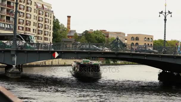 Lihat pemandangan kota dan Jembatan Weidendammer di sungai Spree di kota Berlin, Weidendammer Brcke, kapal wisata di sungai Spree, Friedrichstrasse, Berlin, Jerman — Stok Video