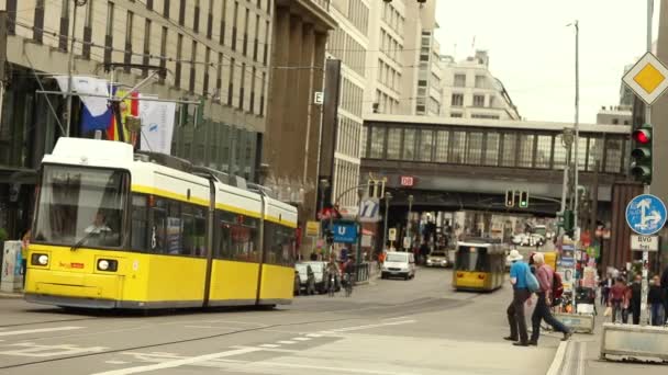 La gente cruza la calle en una ciudad moderna, disparando en cámara lenta. Berlín, Alemania — Vídeo de stock