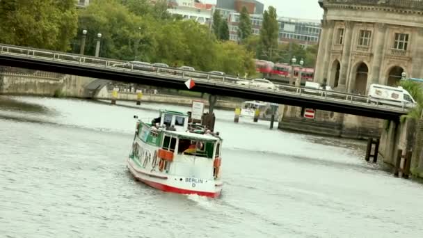 Görünüm cityscape ve Spree Nehri Berlin City, Weidendammer Brcke, Weidendammer köprüsünde turist nehir Spree, Friedrichstrasse, Eylül 10, Berlin, Almanya gemi — Stok video