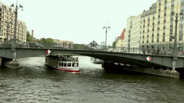 Stadtbild und Weidendammer Brücke in der Berliner City, Weidendammer Brücke, Touristenschiffe auf der Spree, friedrichstrasse, berlin, deutschland — Stockvideo