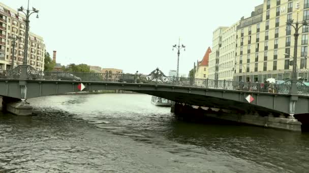 Cityscape ve Spree Nehri Berlin City, Weidendammer Brcke, Weidendammer köprüsünde turist nehirde gemi çılgınlığı, Friedrichstrasse, Berlin, Almanya — Stok video