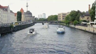 Spree Nehri, Berlin, Almanya üzerinde zevk tekneler Moltke Bridge.This etrafında köprü