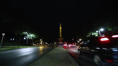 Alan ve otoyol Berlin, Zafer Anıtı, Siegessaule, timelapse, panoramik manzaralı Zafer Anıtı önünde Berlin, Ekim 2017