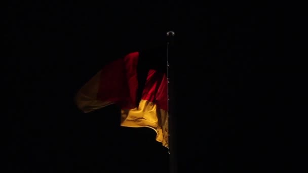 La bandera de Alemania se desarrolla sobre el fondo del cielo nocturno, la bandera nacional de Alemania sobre la cúpula del Reichtag, sobre el fondo del cielo nocturno, la vista desde abajo — Vídeo de stock