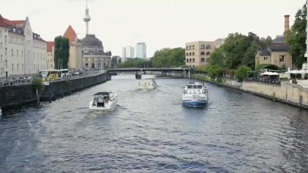 Nöjesbåtar runt Moltke Bridge.This bro över floden Spree i Berlin, Tyskland — Stockvideo