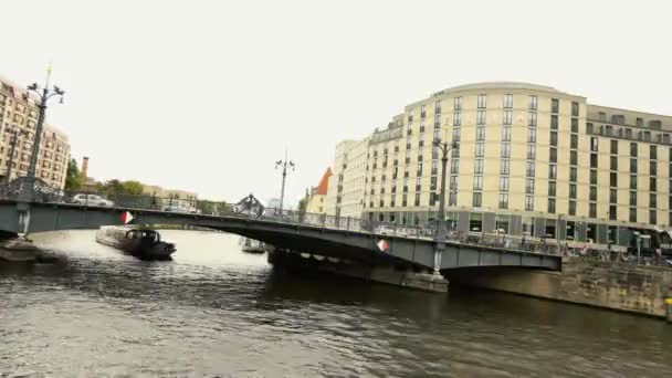 Görünüm cityscape ve Spree Nehri Berlin City, Weidendammer Brcke, Weidendammer köprüsünde turist nehir Spree, Friedrichstrasse, Eylül 10, Berlin, Almanya gemi — Stok video