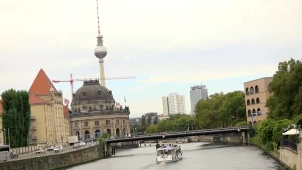 Nöjesbåtar runt Moltke Bridge.This bro över floden Spree i Berlin, Tyskland — Stockvideo