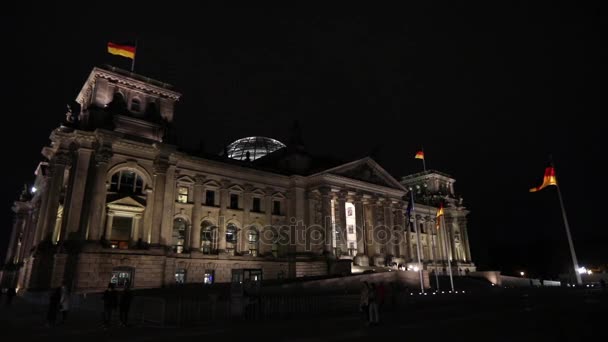 A Reichstag épülete éjszaka a berlini, a Bundestag éjszaka, széles látószögű, panoráma. Németország — Stock videók