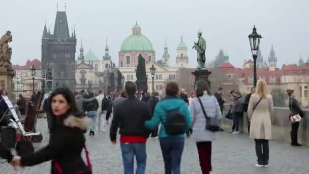 Time-lapse people on the Charles Bridge in Prague dans le contexte de la tour de l'horloge, Prague, 2017 — Video