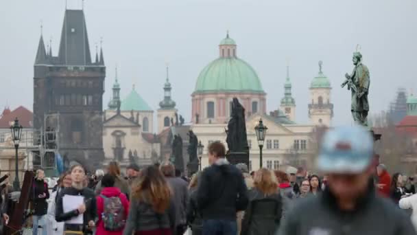 Persone time-lapse sul Ponte Carlo a Praga sullo sfondo della torre dell'orologio, Praga, 2017 — Video Stock