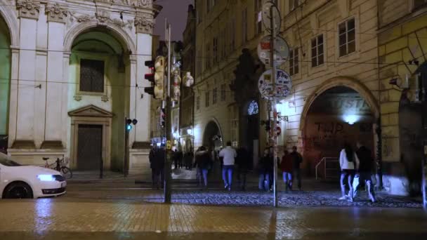 Nuit Prague, circulation urbaine dans une rue nocturne, les gens traversent l'autoroute, Château de Prague, timelapse, Prague 2017 — Video