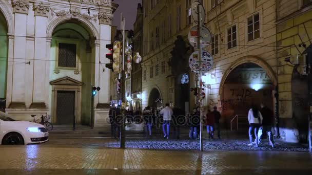 Noční Praha, městskou dopravu na noční ulici, lidi přes dálnici, Pražský hrad, timelapse, Praha 2017