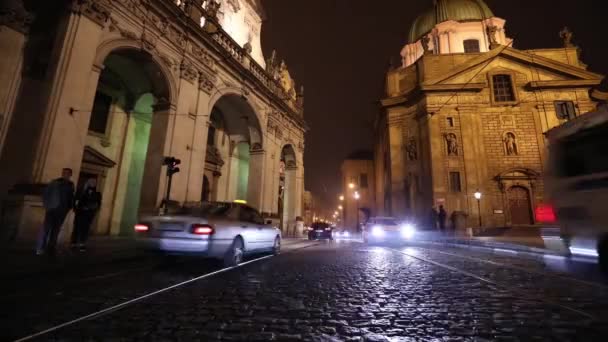 Noite Praga, tráfego urbano em uma rua noturna, pessoas atravessam a rodovia, Castelo de Praga, timelapse, Praga 2017 — Vídeo de Stock