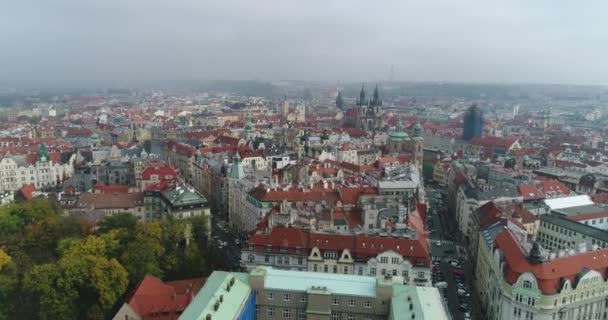 Prag Kalesi olarak panoramik görünümü yukarıdaki. Şehir, hava Prag cityscape görüntülemek yukarıdan. Uçuş görünümü, eski şehir Meydanı, Prag şehri, top — Stok video