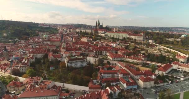 Panoramatický pohled shora do Prahy a Karlův most, turistů na Karlově mostě, létání nad řekou podél panoramatický pohled shora, řeka Vltava, let nad Karlův most