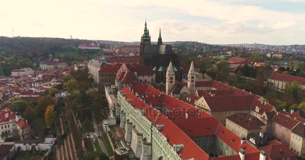 Panorama över Prag, Flygfoto över staden, vy från ovan på stadsbilden Prag, flyg över staden, området gamla stan, Pragborgen och floden Moldau, Tjeckien, Prag — Stockvideo