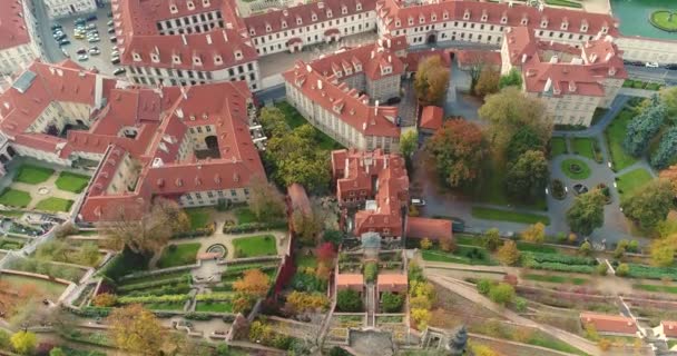 Panorama de Praga, aérea de la ciudad, vista desde arriba en el paisaje urbano de Praga, vuelo sobre la ciudad, Área Ciudad Vieja, Castillo de Praga y Río Moldava, República Checa, Praga — Vídeo de stock