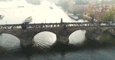 Prag, uçuş şehir, üstten görünüm, Charles Köprüsü, Vltava Nehri Üstten Görünüm