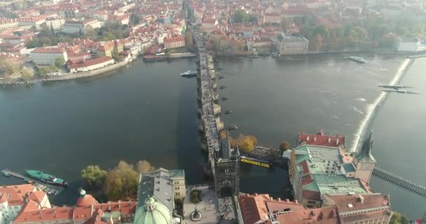Panoramautsikt från ovan på Pragborgen, antenn av staden, Visa från ovan på stadsbilden Prag, flyg över staden, ovanifrån, ovanifrån av Charles Bridge, floden Vltava — Stockvideo