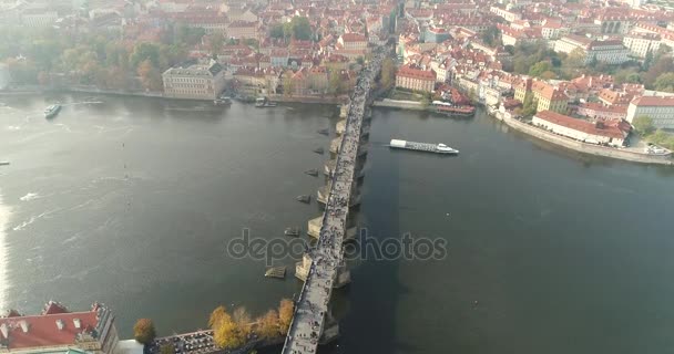 Vista panorámica desde arriba sobre el castillo de Praga, aérea de la ciudad, vista desde arriba sobre el paisaje urbano de Praga, vuelo sobre la ciudad, vista superior, vista superior del puente de Carlos, río Moldava — Vídeos de Stock