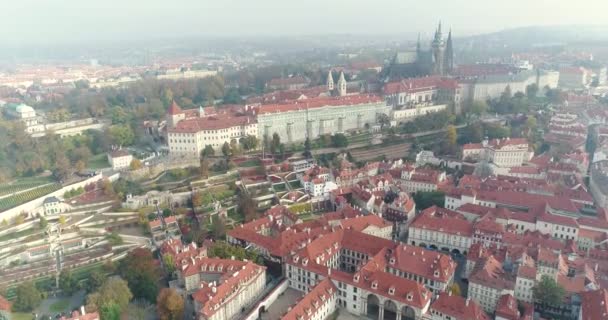Панорамный вид сверху на Пражский град, антенна города, вид сверху на городской пейзаж Праги, перелет над городом, вид сверху, вид сверху на Карлов мост, река Влтава — стоковое видео