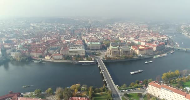 Panoramiczny widok z góry na Zamku Praskiego, lotnicze miasta, zobaczyć z góry na panoramę Pragi, Lot nad miastem, widok z góry, widok z góry z mostu Karola, Wełtawy — Wideo stockowe