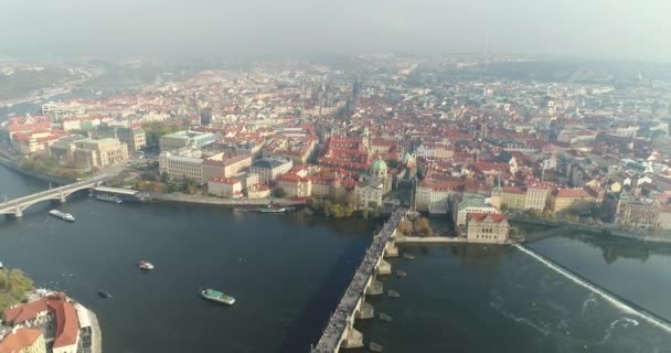 Vista panorámica desde arriba sobre el castillo de Praga, aérea de la ciudad, vista desde arriba sobre el paisaje urbano de Praga, vuelo sobre la ciudad, vista superior, vista superior del puente de Carlos, río Moldava — Vídeos de Stock