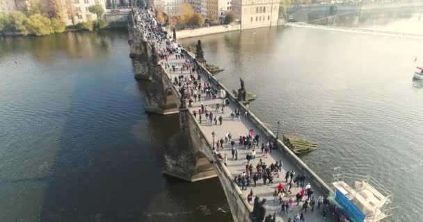 Praga, vuelo sobre la ciudad, vista superior, vista superior del puente de Carlos, río Moldava — Vídeos de Stock