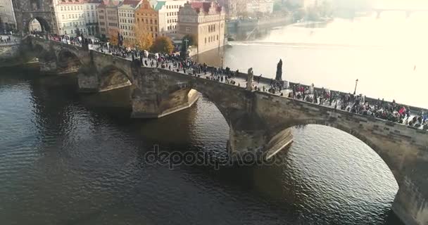 Прага, перелет над городом, вид сверху, вид сверху на Карлов мост, реку Влтаву — стоковое видео