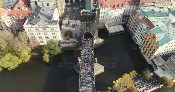 Vista panorámica desde arriba a la ciudad de Praga y al Puente de Carlos, Río Moldava, vuelo sobre el Puente de Carlos — Vídeos de Stock