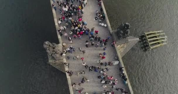 Turisté se procházejí po Karlově mostě v Praze, panoramatický výhled shora, řeka Vltava, let přes Karlův most, Praha — Stock video