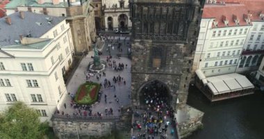 Turistler Prag 'daki Charles Köprüsü boyunca yürürler, yukarıdan panoramik manzara, Vltava Nehri, Prag Charles Köprüsü üzerinden uçarlar.