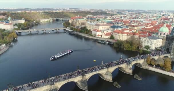 Vista panorâmica de cima para a cidade de Praga e Ponte Charles, turistas na Ponte Charles — Vídeo de Stock