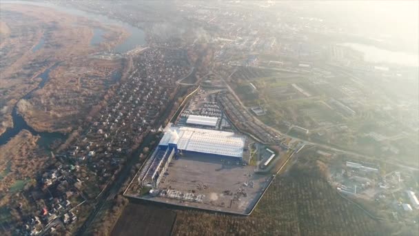 Budowa fabryki dużych, przemysłowych zewnętrzne, panoramiczny widok z powietrza. Budowy, konstrukcji metalowej. Maszyny budowlane, widok z lotu ptaka budowy — Wideo stockowe