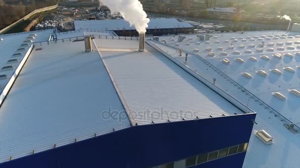Rök från ett rör på taket av en fabrik eller fabrik, taket av ett produktion rum med ett rör, vit tjock rök avslutar röret — Stockvideo