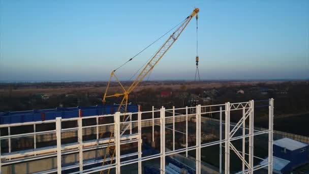 Aanleg van een grote plant, industriële exterieur, panoramisch uitzicht vanuit de lucht bouwplaats, metalen structuur, bouwmachines, luchtfoto van de bouw — Stockvideo