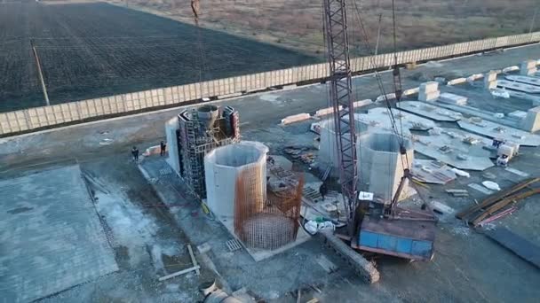 Будівництво великого заводу, промисловий зовнішній вигляд, панорамний вид з повітря, сучасний завод — стокове відео