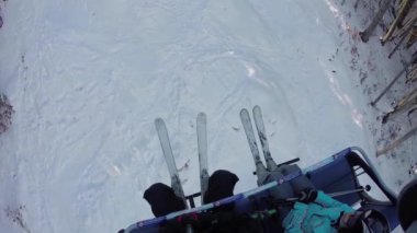 dağda insanlar bir teleferik taşır, kayakçı inerler Karlı dağlardan, kişi Kayak, yüksek Ladin yamaçta güneşli gün, ilk kişi