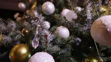 Noel ağacı ışıkları. Noel ağacı, garland bir yeni yıl üzerinde yanıp sönen ışıklar, Noel ışıkları. Yeni yıl süslemeleri, yakın çekim