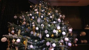 büyük Noel ağacı otel lobisinde Restoran. Noel ağacı mermer Merdiven Küpeşte, alt görünümü ile arka plan üzerinde koridorda