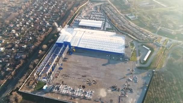 Construcción de una gran fábrica, exterior industrial, vista panorámica desde el aire. Construcción, estructura metálica. maquinaria de construcción, Vista aérea de la construcción — Vídeo de stock