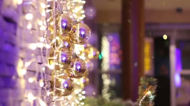 Зовнішній вигляд ресторану на Різдво, різдвяні прикраси — стокове відео