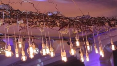 Noel iç moody arka plan, Noel iç. Noel dekor. Bir şekilde dekore edilmiş Restoran, dekor karanlıkta ışık ışınları aydınlatmak. Sahne ışığı restoranda, alttan görünüm