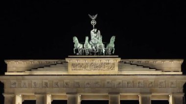 Gece görüş Berlin Brandenburg Kapısı'nın gece, Berlin, Almanya, meydanda insanlar yürüyor