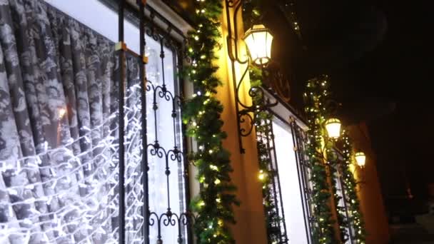 Buitenkant van het restaurant van Kerstmis, de decoratie van Kerstmis, de gevel van het restaurant, gloeiende lichten, buiten, Gebrandschilderd glas, New Years decoraties, nieuwe jaar 2018 — Stockvideo