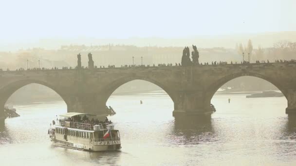 Большая туристическая лодка в Праге. Карлов мост — стоковое видео