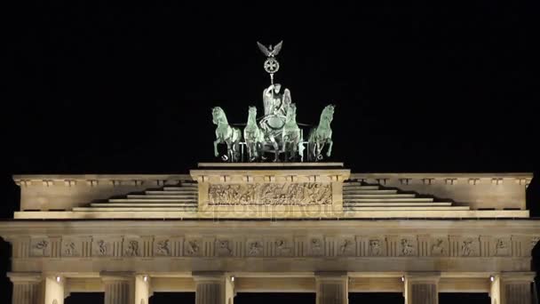 Nachtansicht des Brandenburger Tors in Berlin, Menschen laufen auf dem Platz, Deutschland bei Nacht, berlin — Stockvideo