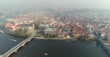 Prague Castle, hava üzerinde yukarıdan panoramik şehir, yukarıdan cityscape Prag, uçuş şehir, üstten görünüm, Charles Köprüsü, Vltava Nehri'nin üst görünümünü görüntüleyin
