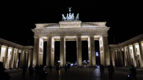 Gece görüş Berlin Brandenburg Kapısı'nın gece, Berlin, Almanya, meydanda insanlar yürüyor — Stok video