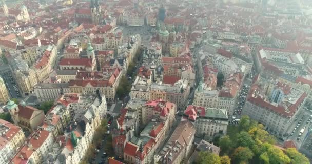 Панорамный вид сверху на Пражский град, антенна города, вид сверху на городской пейзаж Праги, перелет над городом, вид сверху, река Влтава, Карлов мост, Прага — стоковое видео